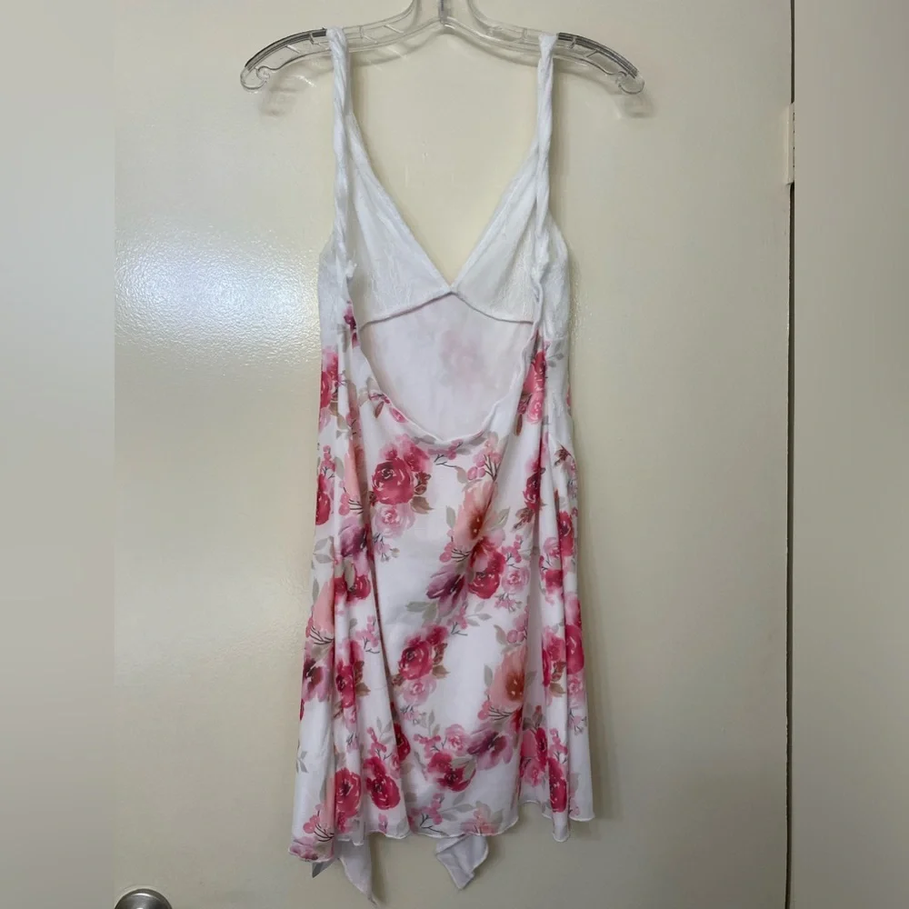 Floral mini dress with lace detail - Picture 3 of 8